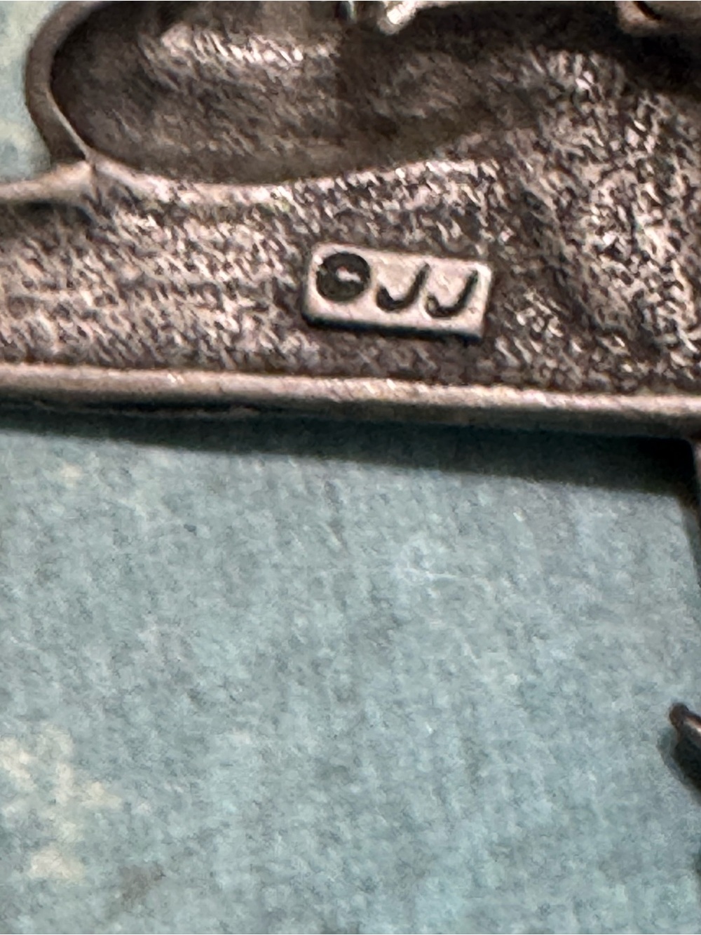 FOUR DAMAGED BROOCHES - Picture 12 of 15